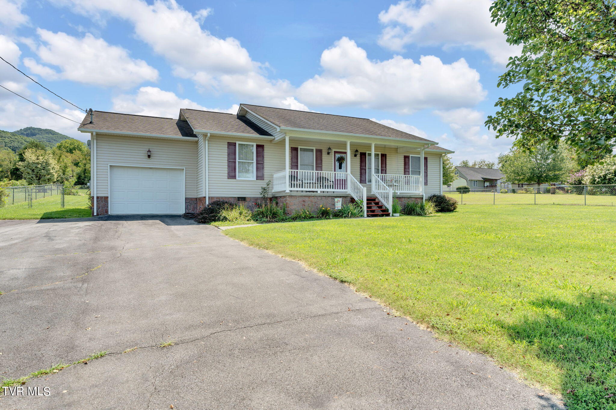 127 Hamilton Road Elizabethton, TN 37643 - Photo 3 of 46 44-web-or-mls-DSC05431