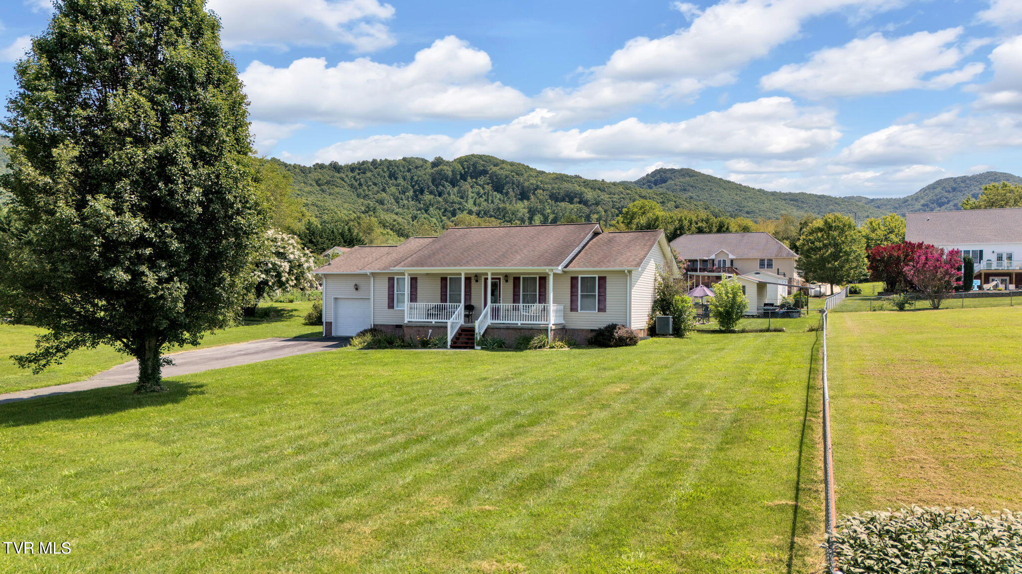 127 Hamilton Road Elizabethton, TN 37643 - Photo 4 of 46 1-web-or-mls-DJI_20240812143252_0165_D
