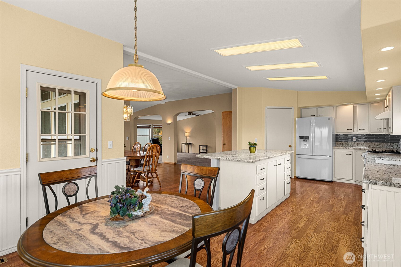 420 Sunnyslope Heights Road Wenatchee, WA 98801 - Photo 18 of 40 a large kitchen with a table and chairs