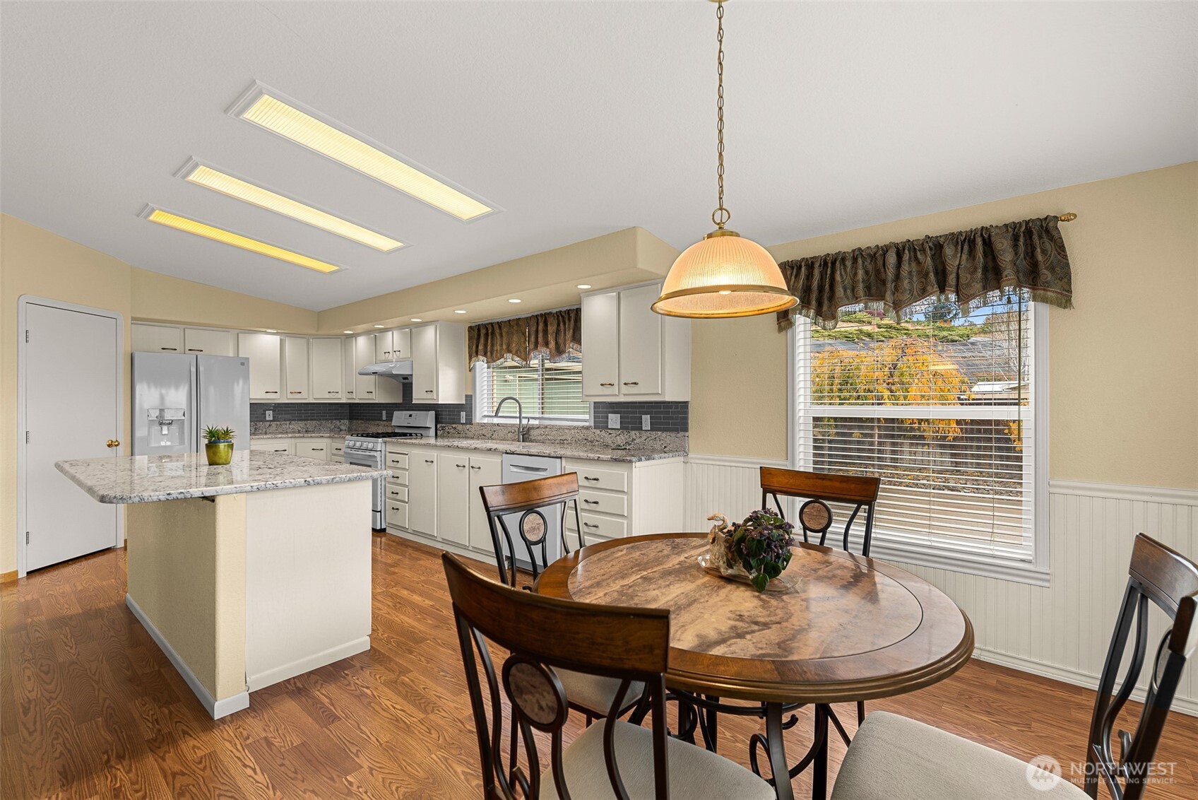 420 Sunnyslope Heights Road Wenatchee, WA 98801 - Photo 20 of 40 a dining room with furniture and window