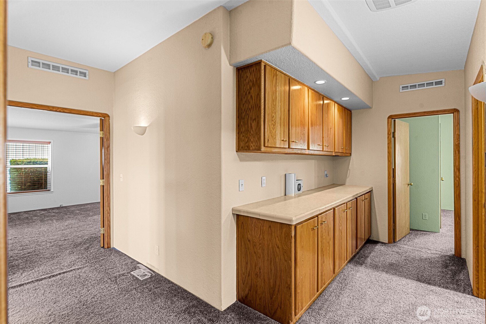 420 Sunnyslope Heights Road Wenatchee, WA 98801 - Photo 30 of 40 a bathroom with a sink a mirror and a shower