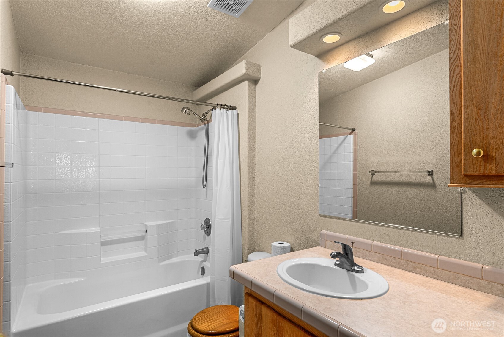 420 Sunnyslope Heights Road Wenatchee, WA 98801 - Photo 31 of 40 a bathroom with a sink and a mirror