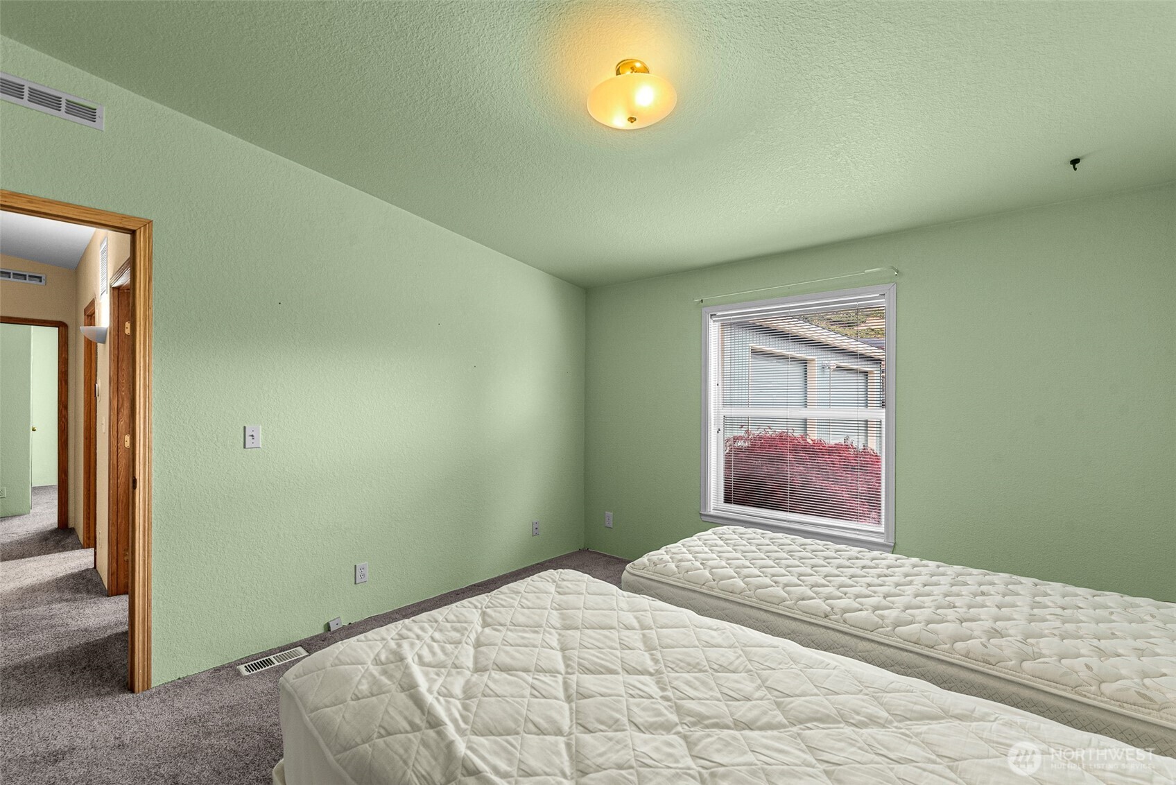 420 Sunnyslope Heights Road Wenatchee, WA 98801 - Photo 33 of 40 a bedroom with a bed and a window