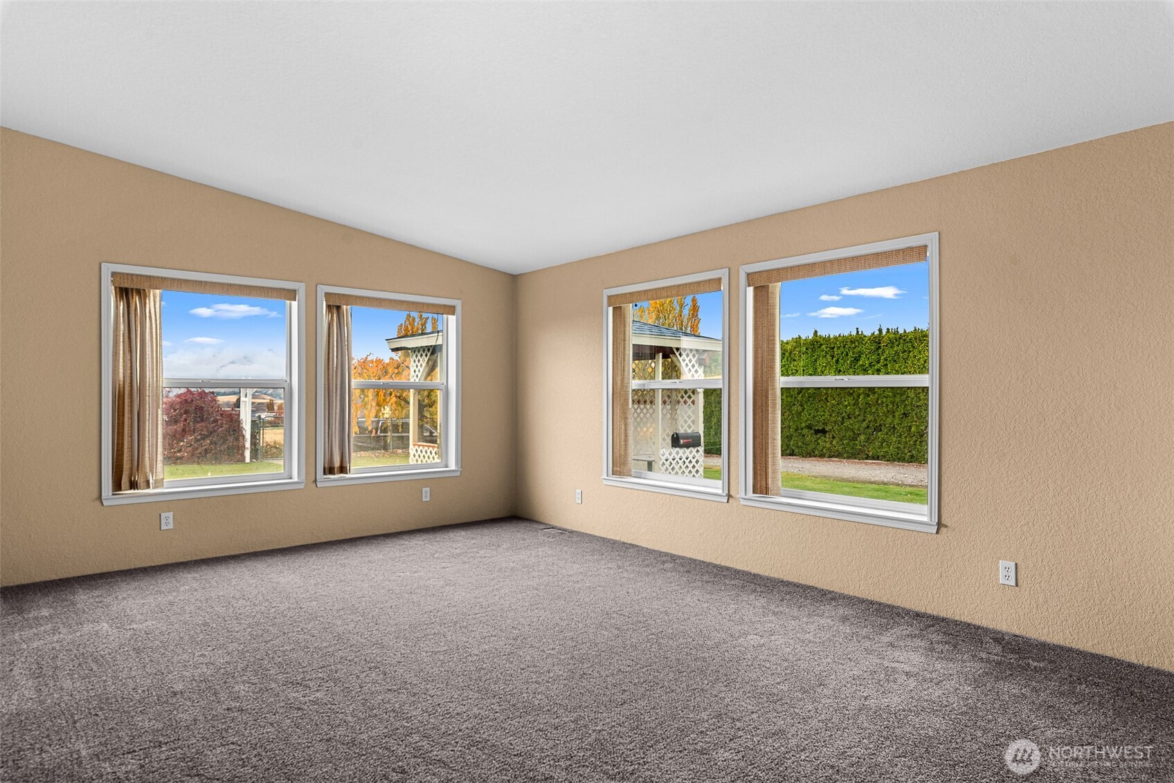 420 Sunnyslope Heights Road Wenatchee, WA 98801 - Photo 5 of 40 an empty room with windows