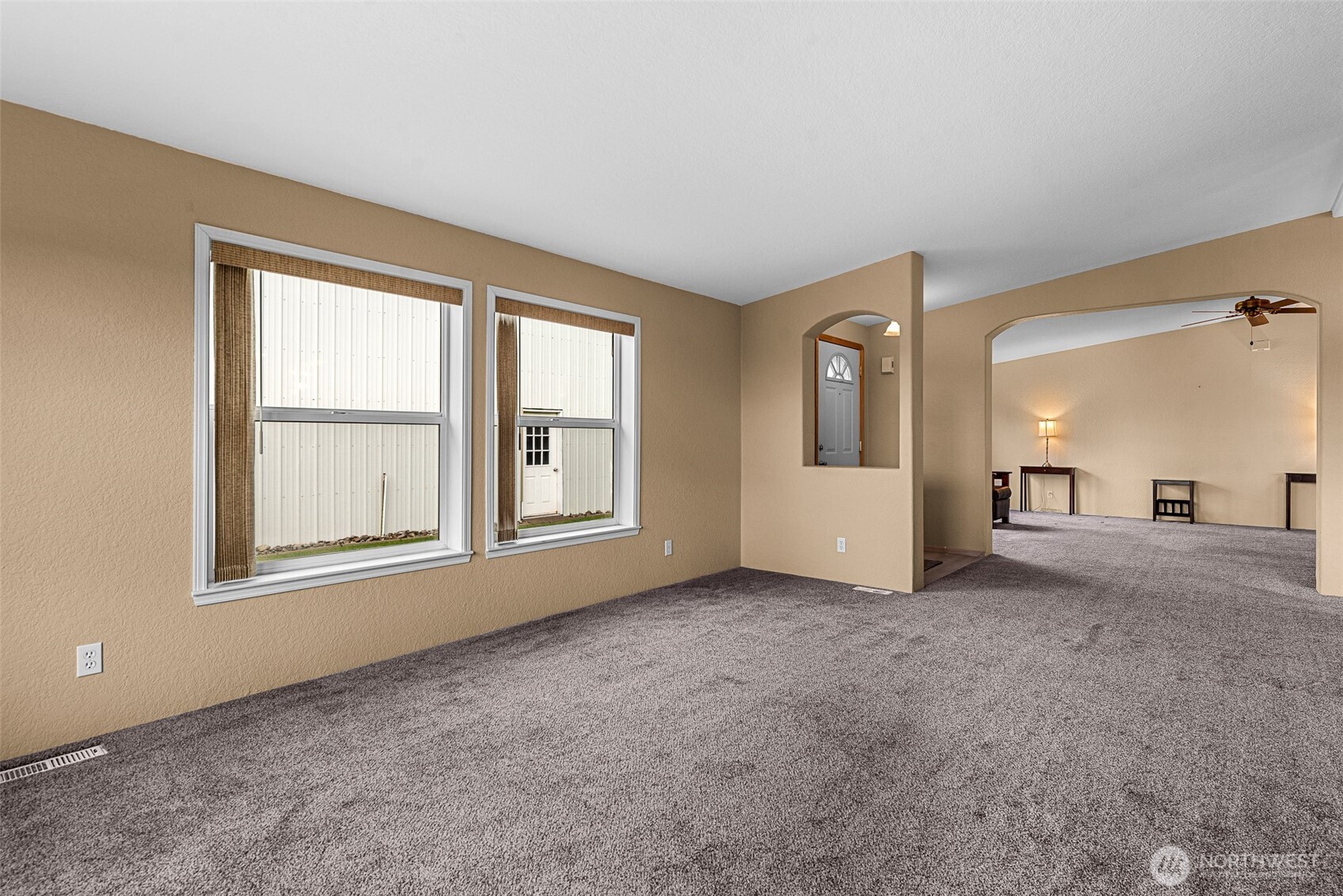 420 Sunnyslope Heights Road Wenatchee, WA 98801 - Photo 6 of 40 an empty room with windows