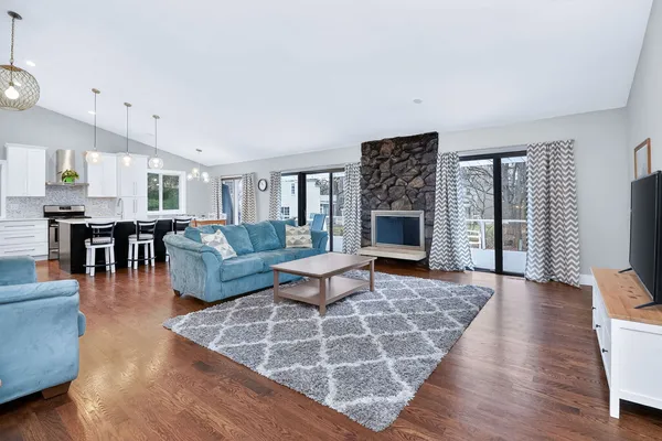 $589,000 | 1919 Coach Drive, Naperville, IL 60565
