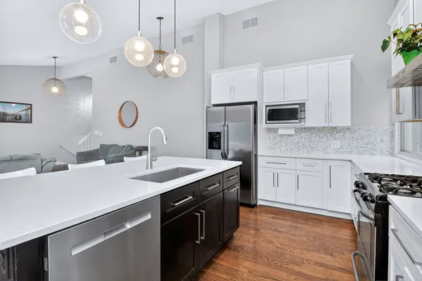 $589,000 | 1919 Coach Drive, Naperville, IL 60565