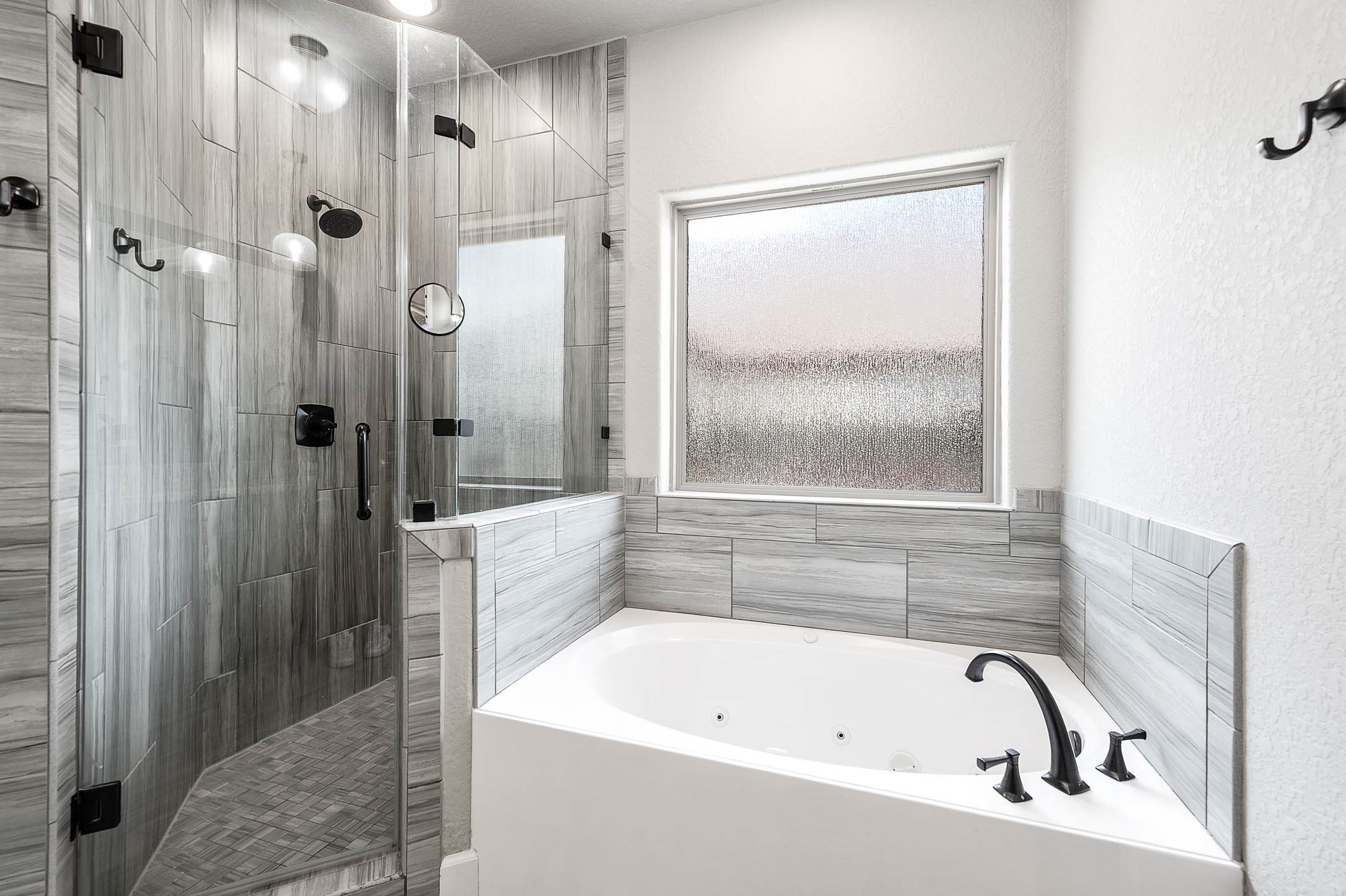 720 Rustic Oaks Drive Angleton, TX 77515 - Photo 18 of 35 Primary Bathroom