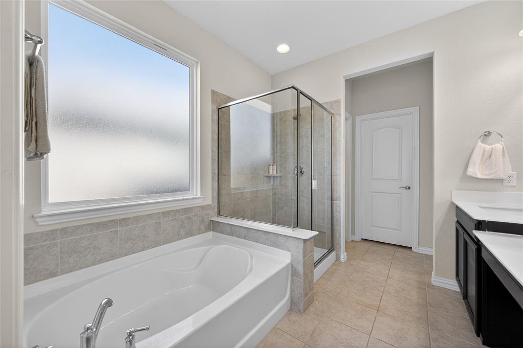 6049 Iron Creek Road Fort Worth, TX 76137 - Photo 19 of 40 Garden Tub