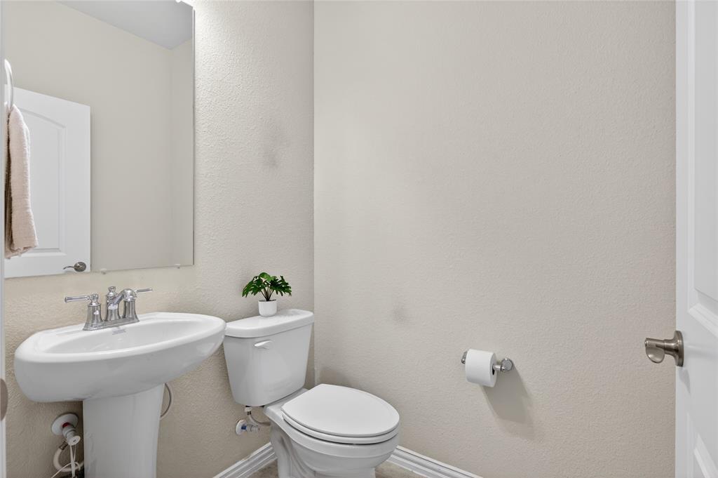 6049 Iron Creek Road Fort Worth, TX 76137 - Photo 21 of 40 1st floor half bath