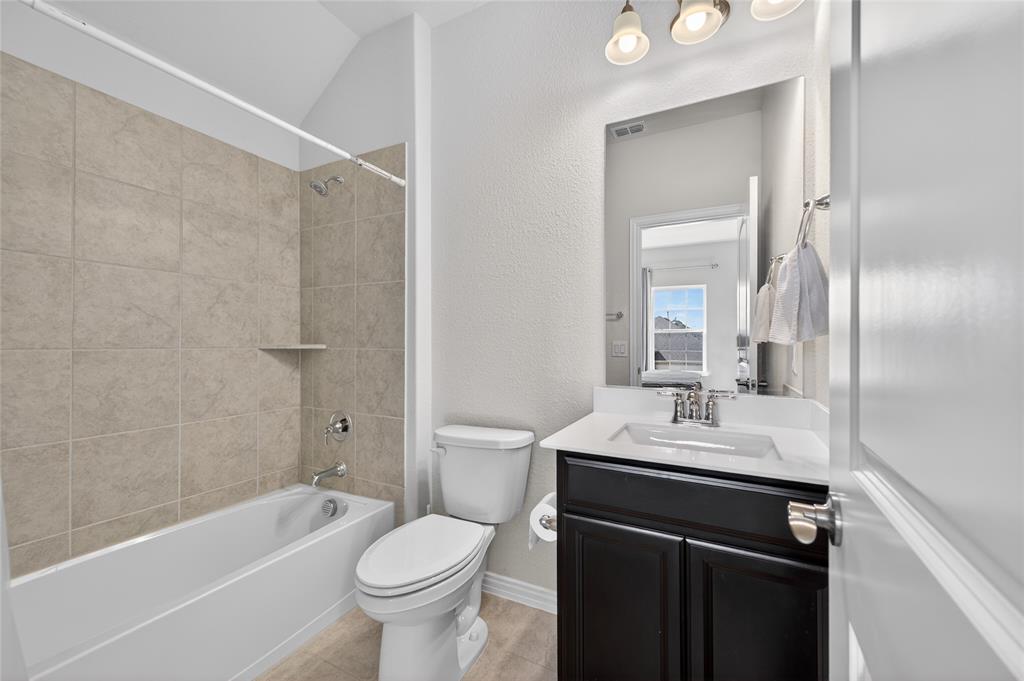 6049 Iron Creek Road Fort Worth, TX 76137 - Photo 27 of 40 2nd floor full bath