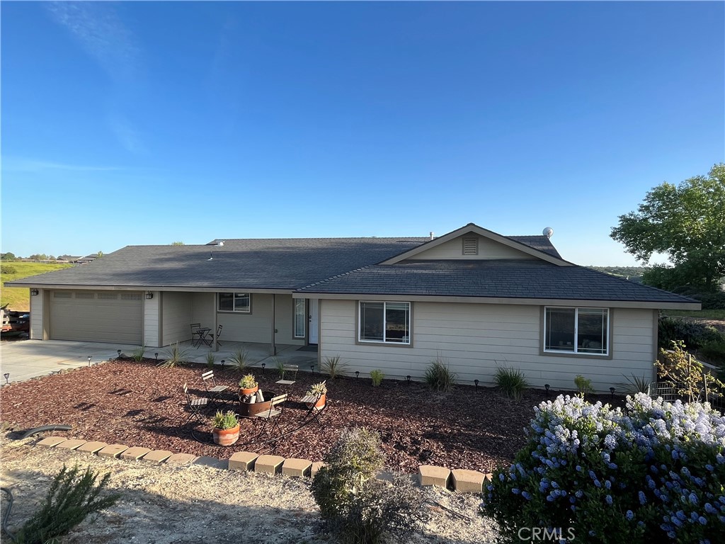 5950 Forked Horn Place Paso Robles, CA 93446 - Photo 2 of 31 a backyard of a house with table and chairs