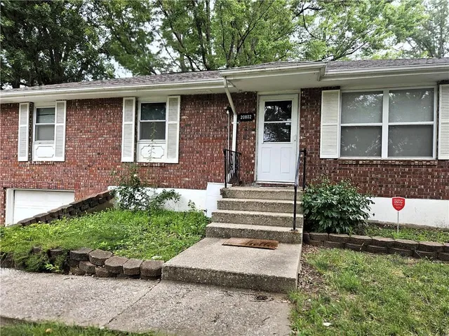 $215,000 | 20802 East 13th Terrace North, Independence, MO 64057