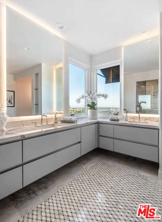 930 North Tigertail Road Los Angeles, CA 90049 - Photo 13 of 26