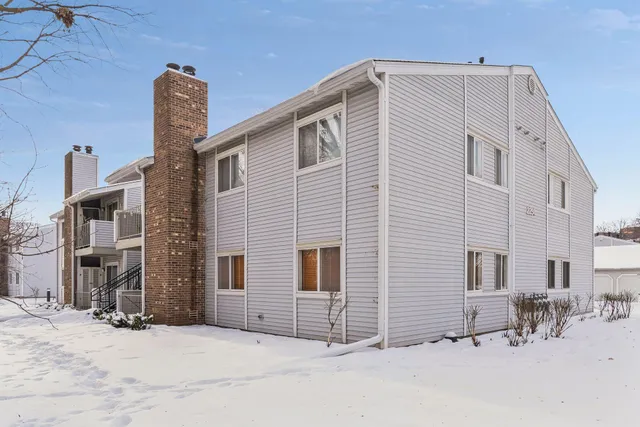 $179,900 | 2250 Benson Avenue, Unit H, St. Paul, MN 55116
