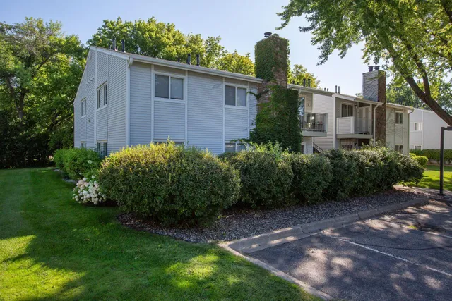 $179,900 | 2250 Benson Avenue, Unit H, St. Paul, MN 55116