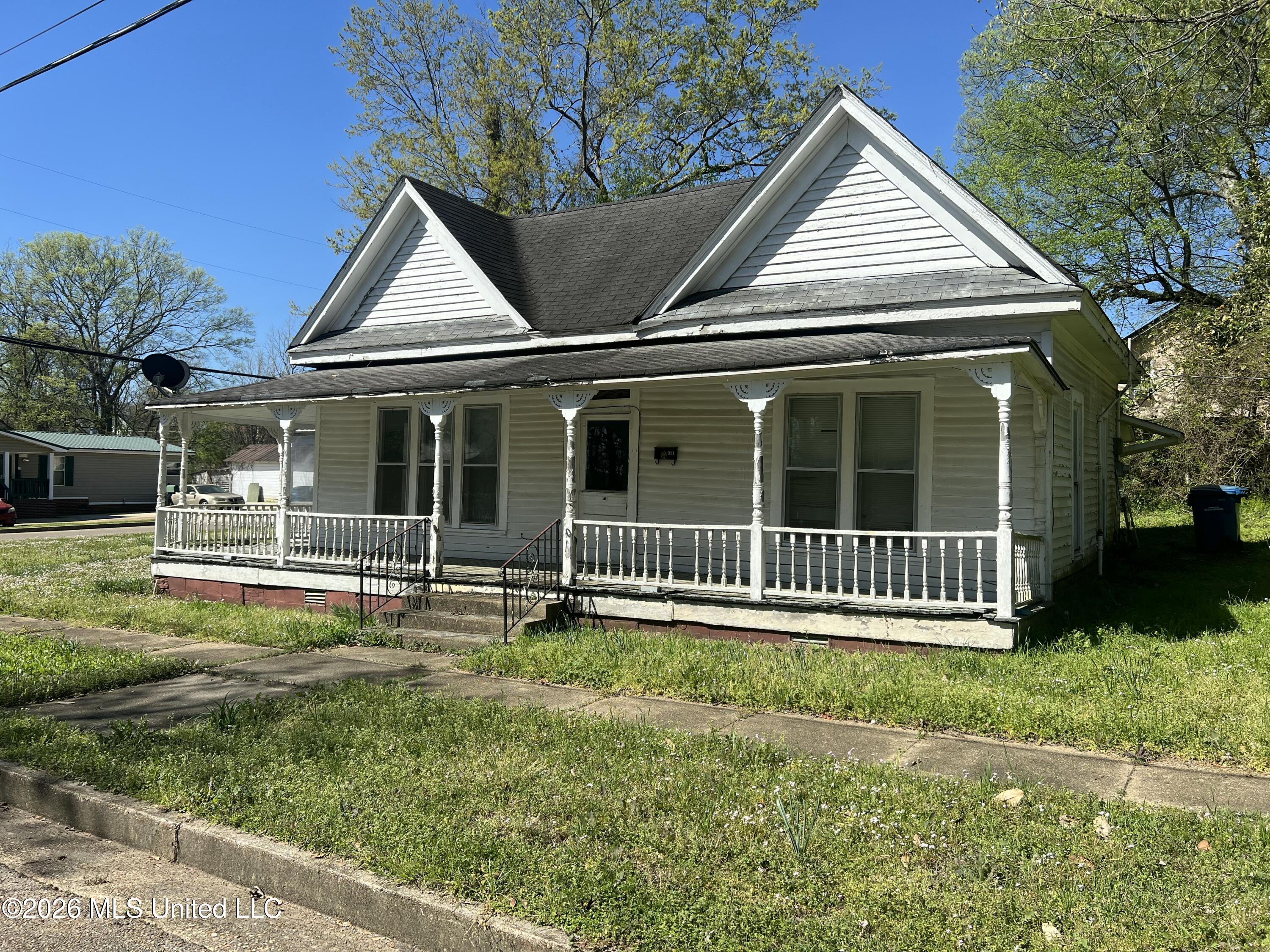 311 South Maple Street Aberdeen, MS 39730 - Photo 2 of 12 IMG_9024