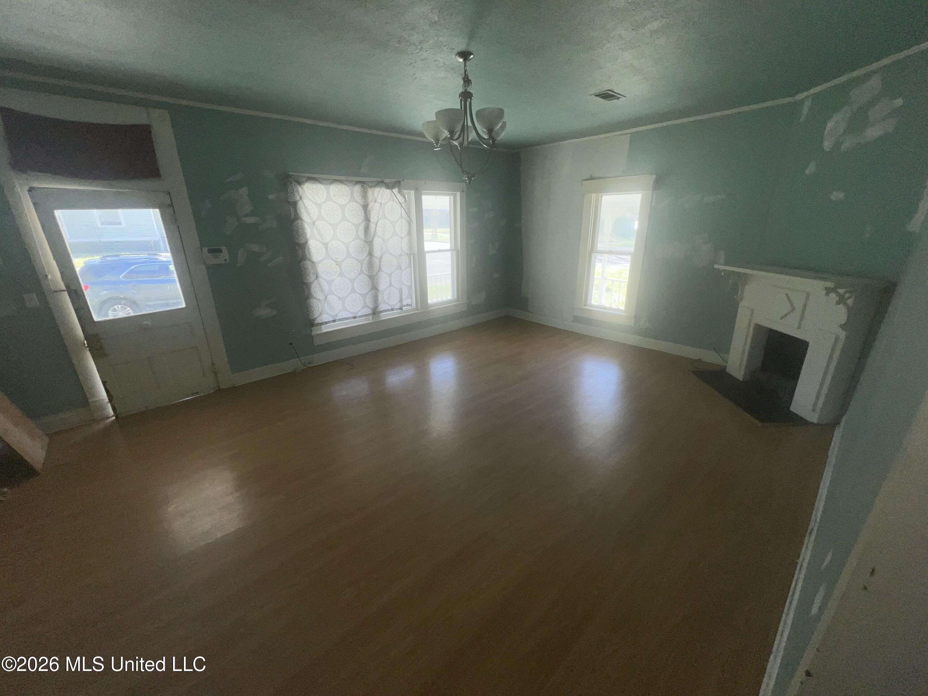 311 South Maple Street Aberdeen, MS 39730 - Photo 4 of 12 IMG_9048