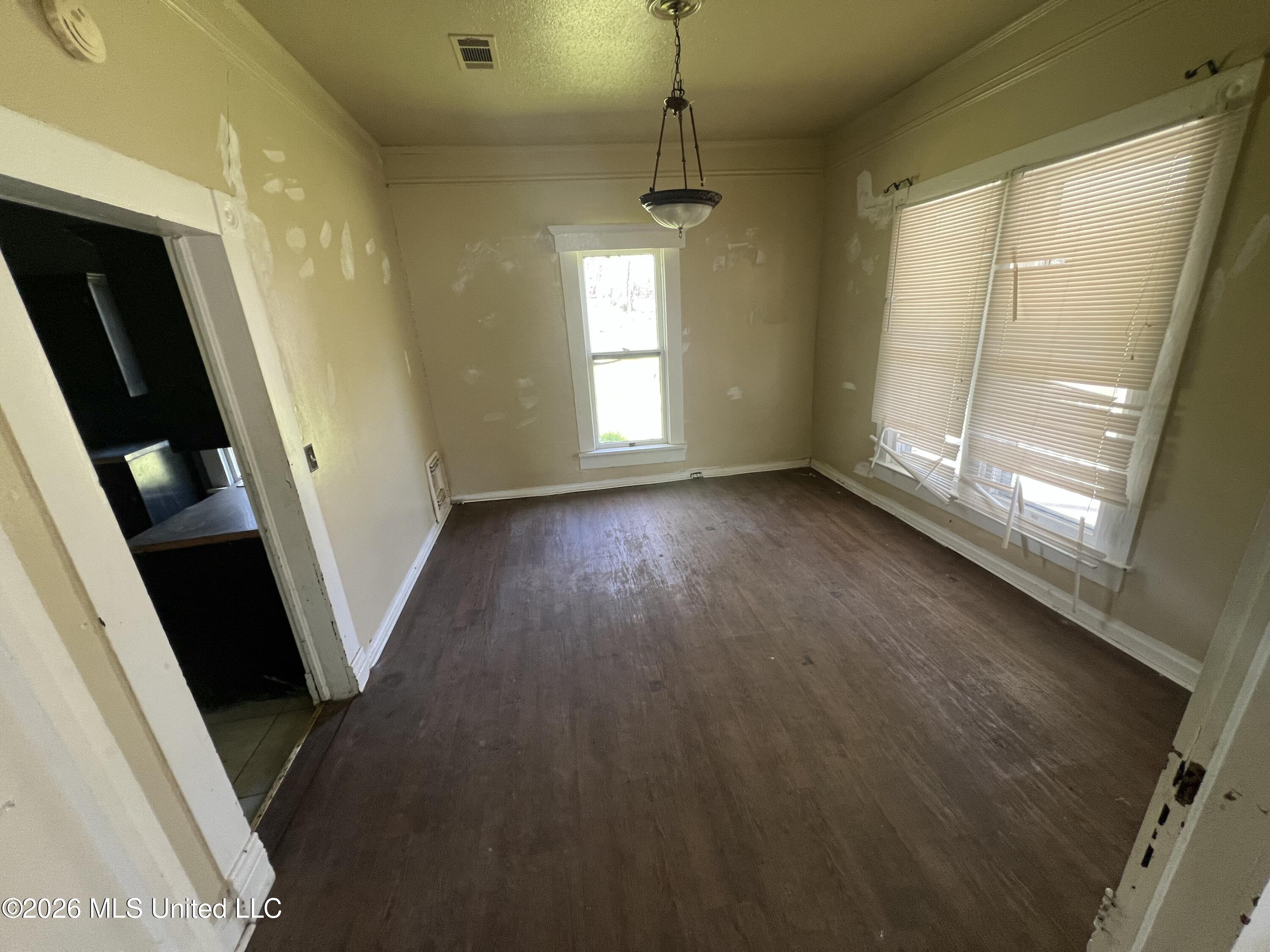 311 South Maple Street Aberdeen, MS 39730 - Photo 5 of 12 IMG_9034