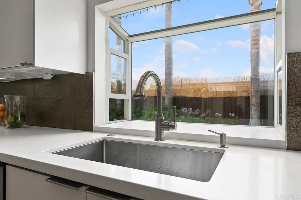 712 Calle Regal Encinitas, CA 92024 - Photo 11 of 33