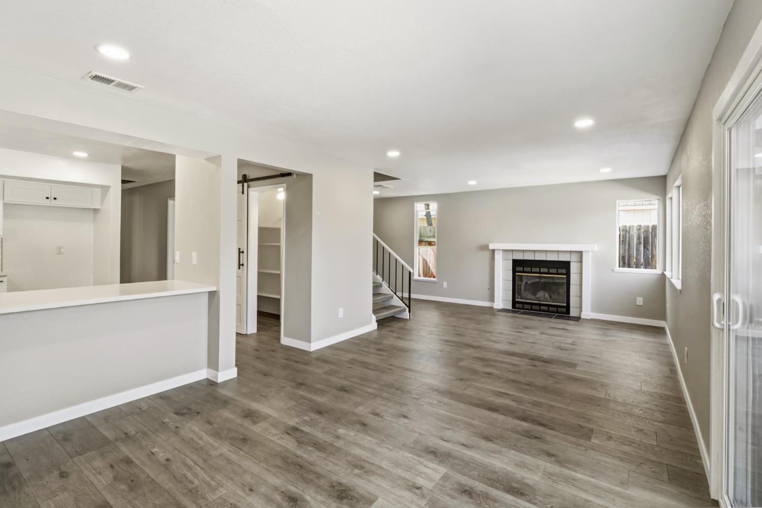 7521 Delta Pointe Way Sacramento, CA 95823 - Photo 7 of 48