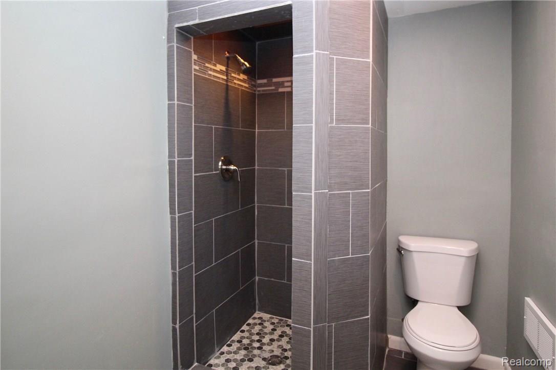 2275 Highfield Road Waterford, MI 48329 - Photo 17 of 29 Master Bath