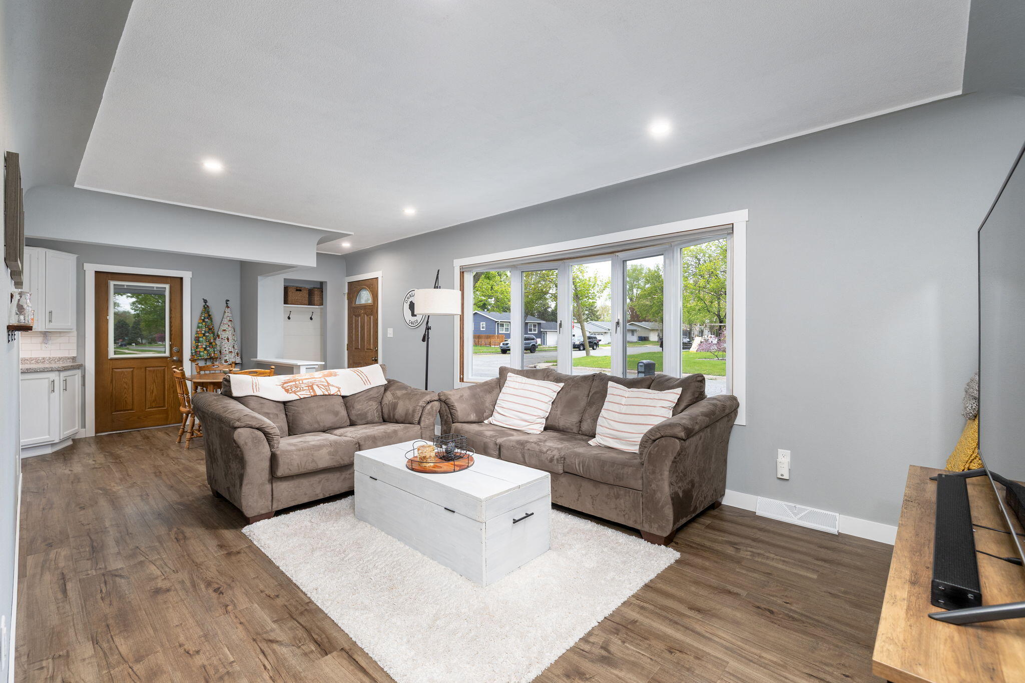 1102 Lake Street Onalaska, WI 54650 - Photo 5 of 25 Living Room