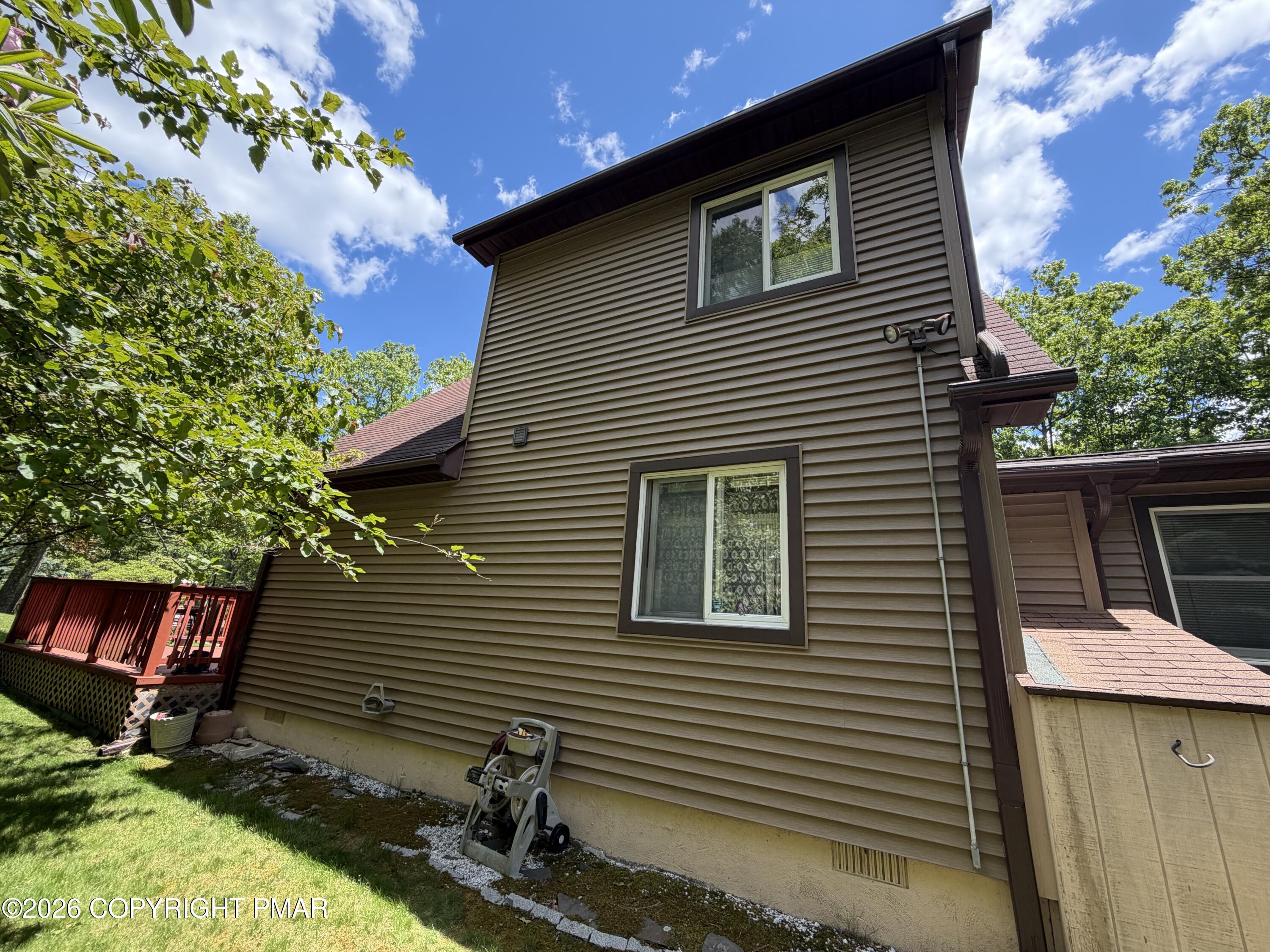 197 Hummingbird Trail Bushkill, PA 18324 - Photo 6 of 33 Side