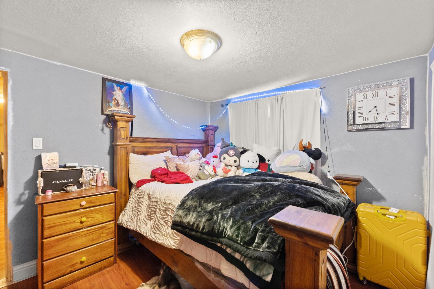 710 Glide Avenue, Unit 66 West Sacramento, CA 95691 - Photo 11 of 12 a bed room with a bed and a lamp