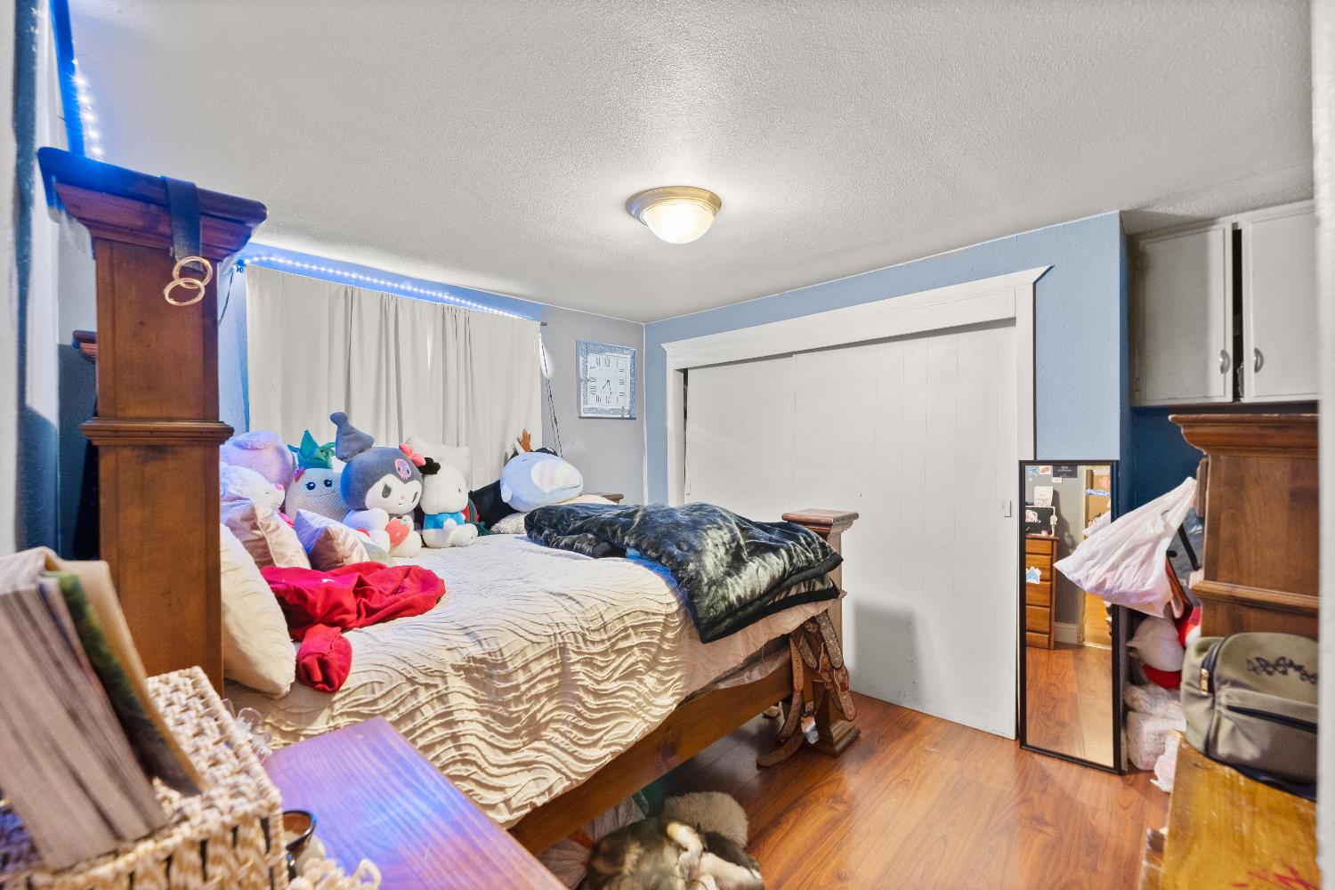 710 Glide Avenue, Unit 66 West Sacramento, CA 95691 - Photo 10 of 12 a bed room with a bed and a potted plant