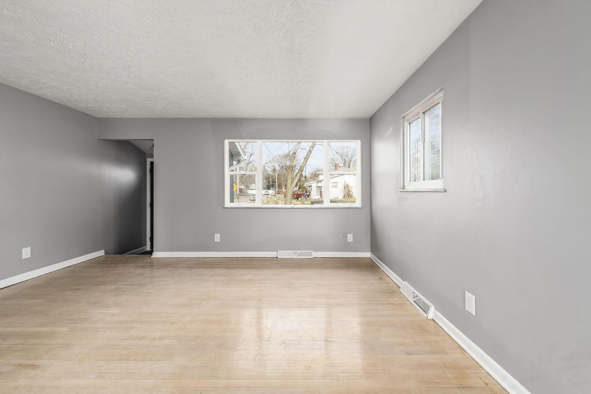 973 Reeb Avenue Columbus, OH 43207 - Photo 6 of 25 009_cf32f5ca42_W Reeb Ave-010
