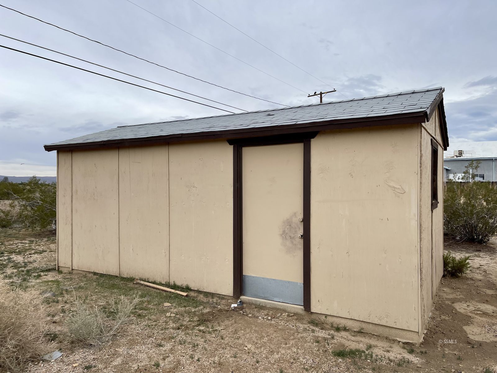 328 North Mono Street Ridgecrest, CA 93555 - Photo 10 of 14 a view of a garage