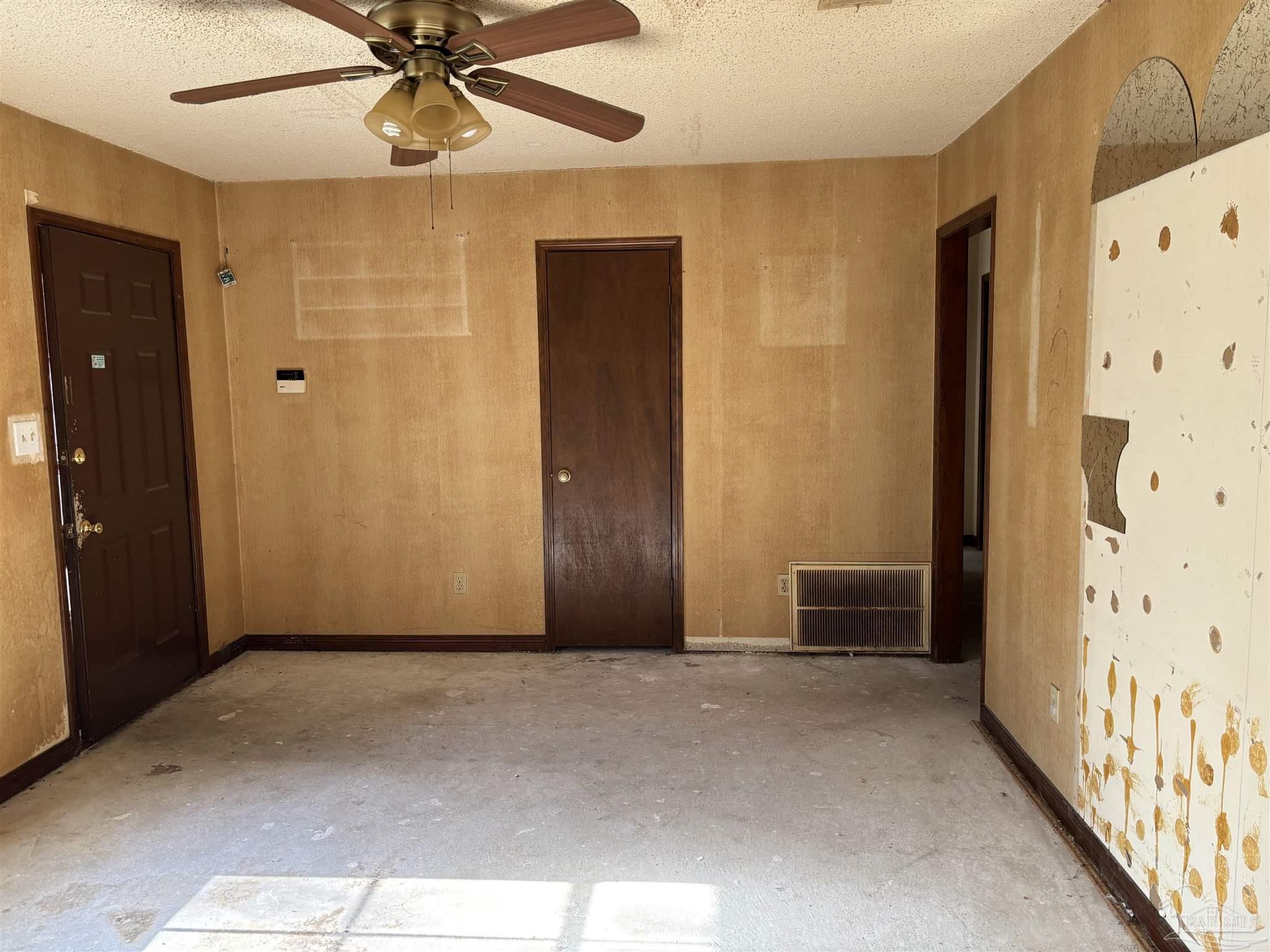 6481 Colonial Drive Milton, FL 32570 - Photo 2 of 16