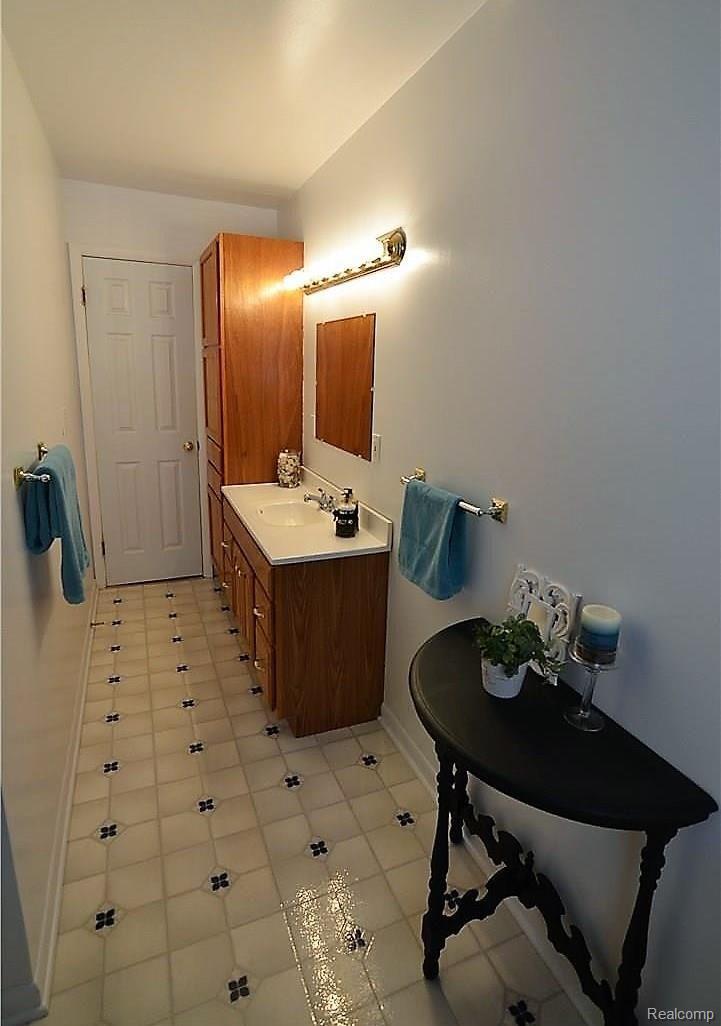 11184 Linden Road Linden, MI 48451 - Photo 13 of 30 SPARKLING BATHS