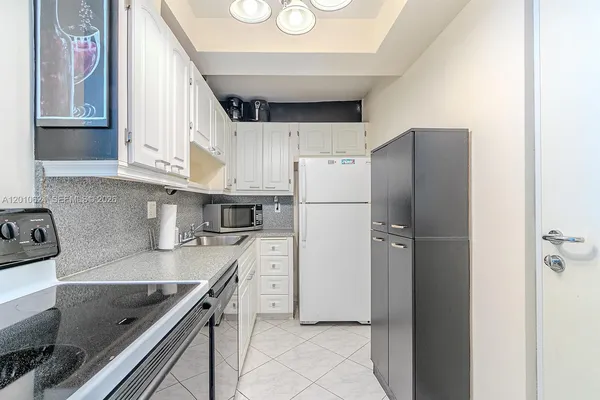 $1,675 | 121 Golden Isles Drive, Unit 104, Hallandale Beach, FL 33009