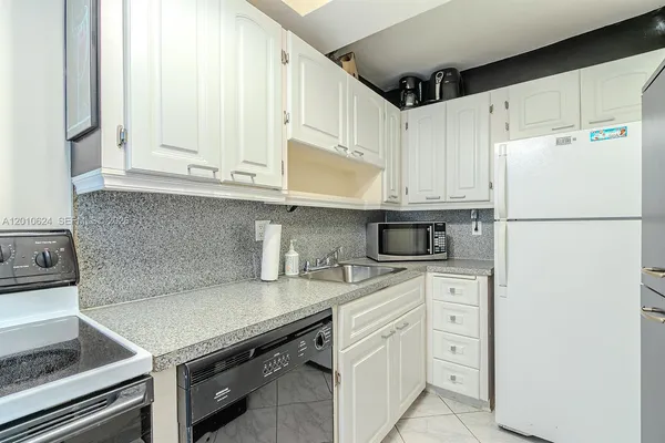 $1,675 | 121 Golden Isles Drive, Unit 104, Hallandale Beach, FL 33009