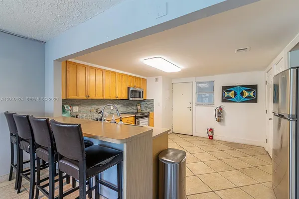 $1,675 | 121 Golden Isles Drive, Unit 104, Hallandale Beach, FL 33009