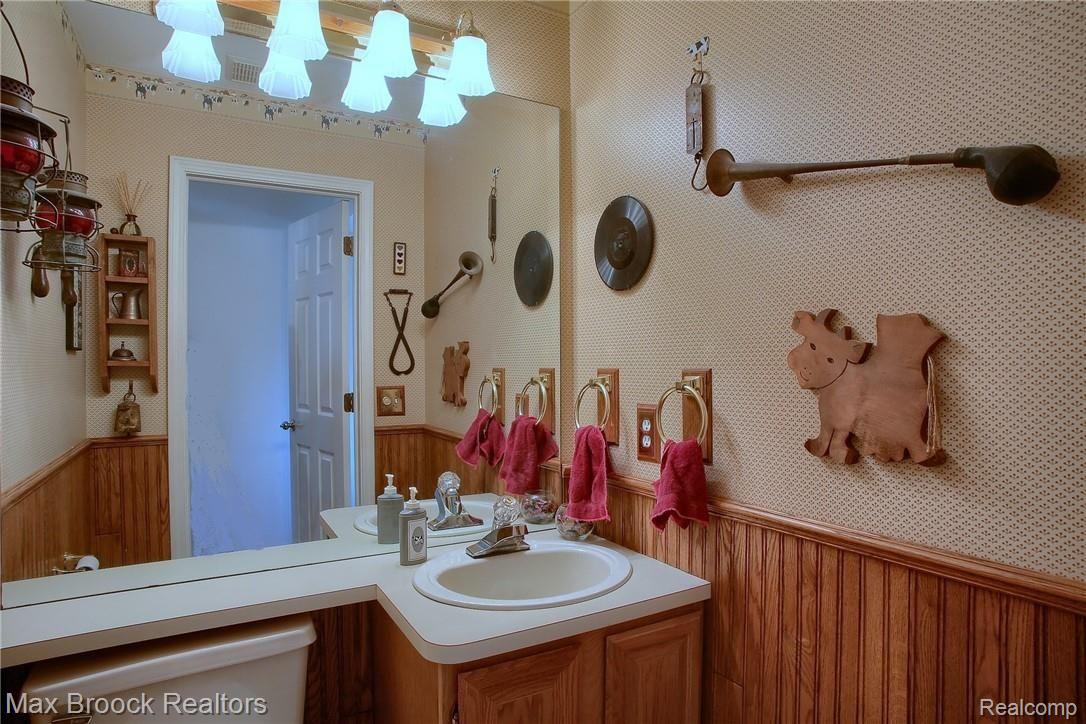 1984 Fairfield Drive Rochester, MI 48306 - Photo 20 of 34 Half_Bath.jpg