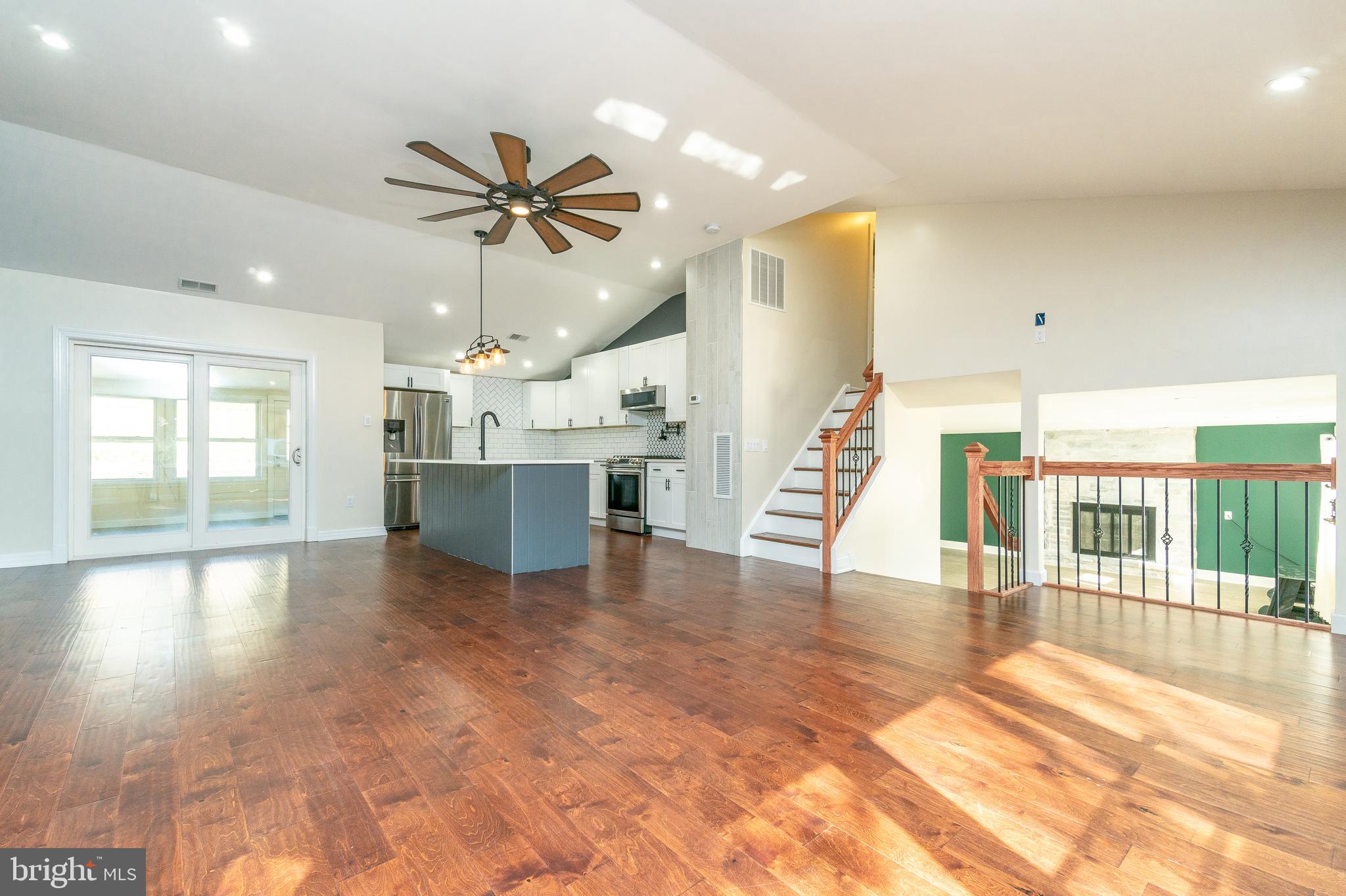 631 Renz Street Philadelphia, PA 19128 - Photo 13 of 40 Dining Room and Kitchen