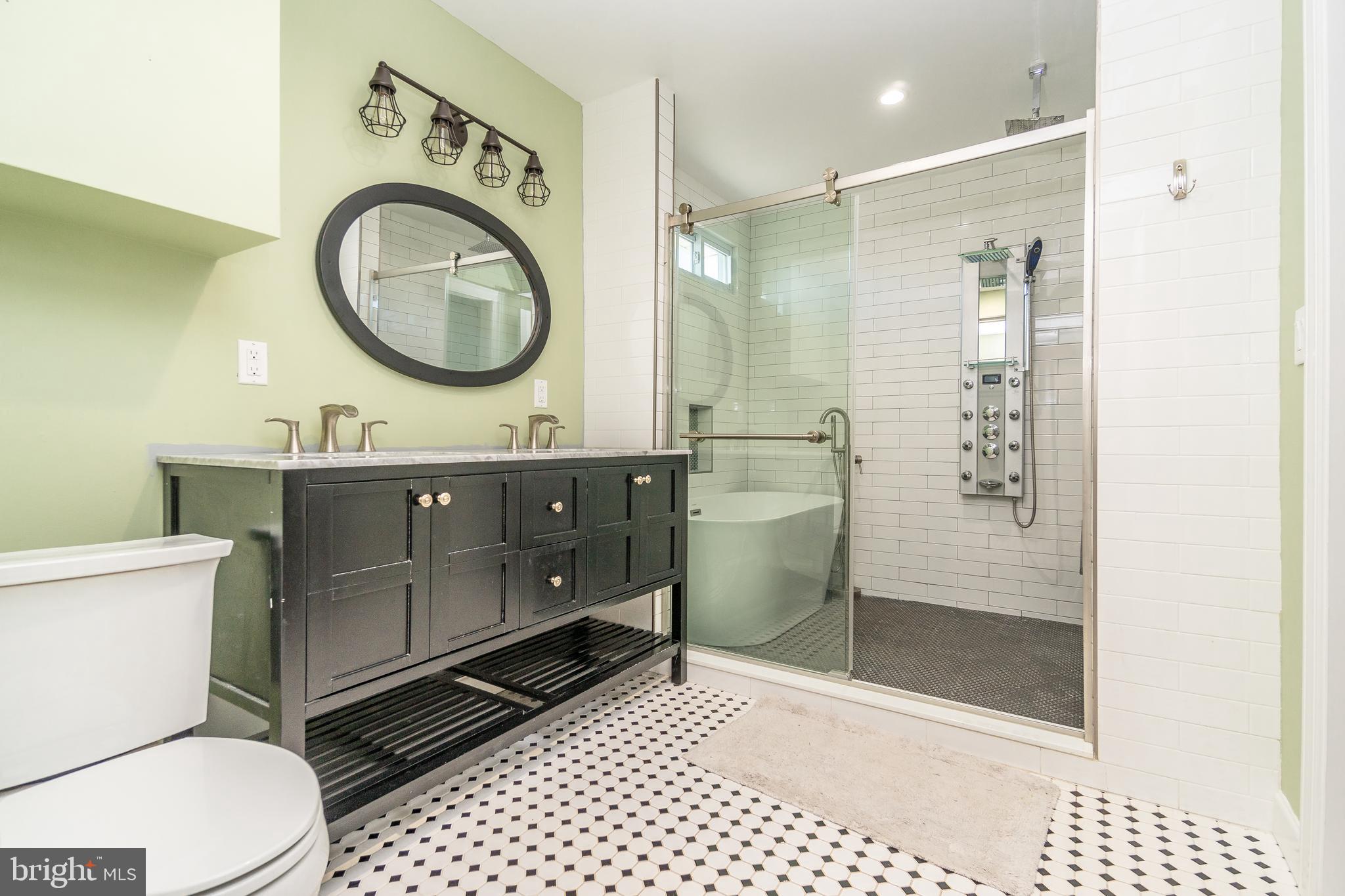 631 Renz Street Philadelphia, PA 19128 - Photo 34 of 40 Full Bath in upper level w/ access to MB & hallway