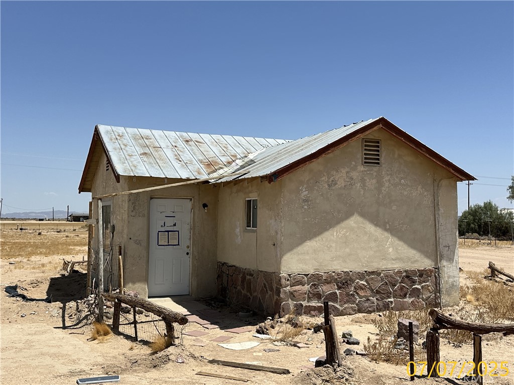 46123 Fairview Road Newberry Springs, CA 92365 - Photo 7 of 15 a front view of a house with a yard