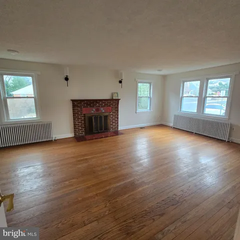 $3,200 | 8 Mannakee Street, Rockville, MD 20850