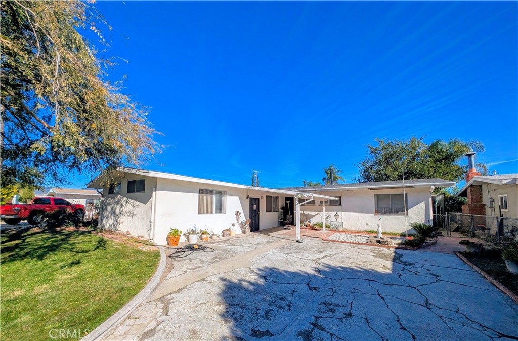 a view of a house with backyard and sitting area