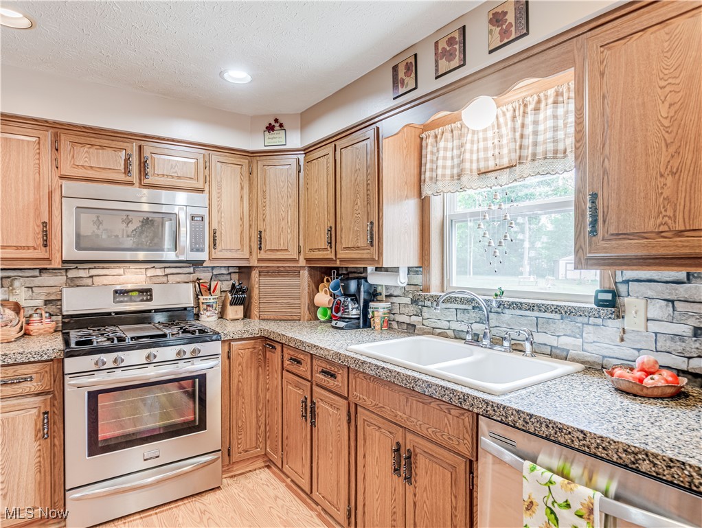 2762 Berry Road Akron, OH 44320 - Photo 5 of 22