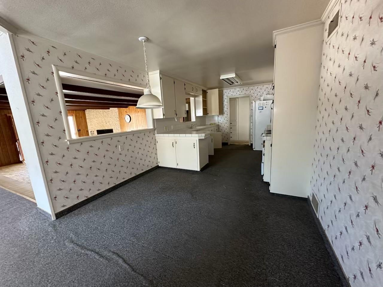 985 Grove Avenue Gustine, CA 95322 - Photo 11 of 14 a room with window and furniture