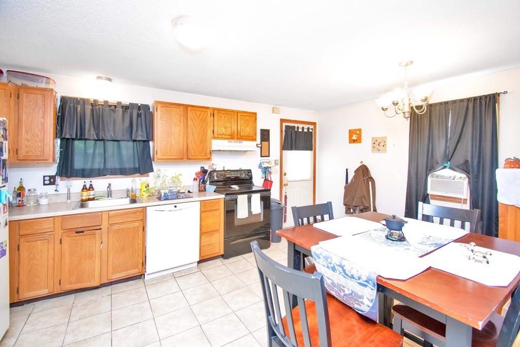 129-131 Darling Street Springfield, MA 01151 - Photo 4 of 25