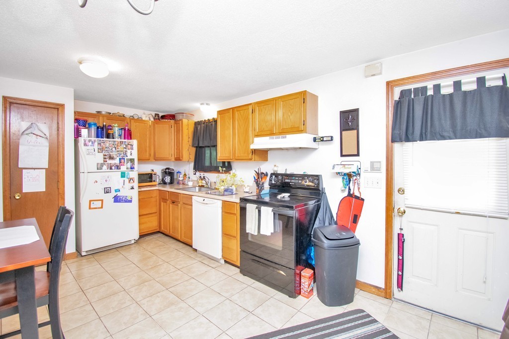 129-131 Darling Street Springfield, MA 01151 - Photo 6 of 25