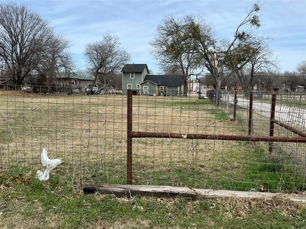 a view of yard with tree