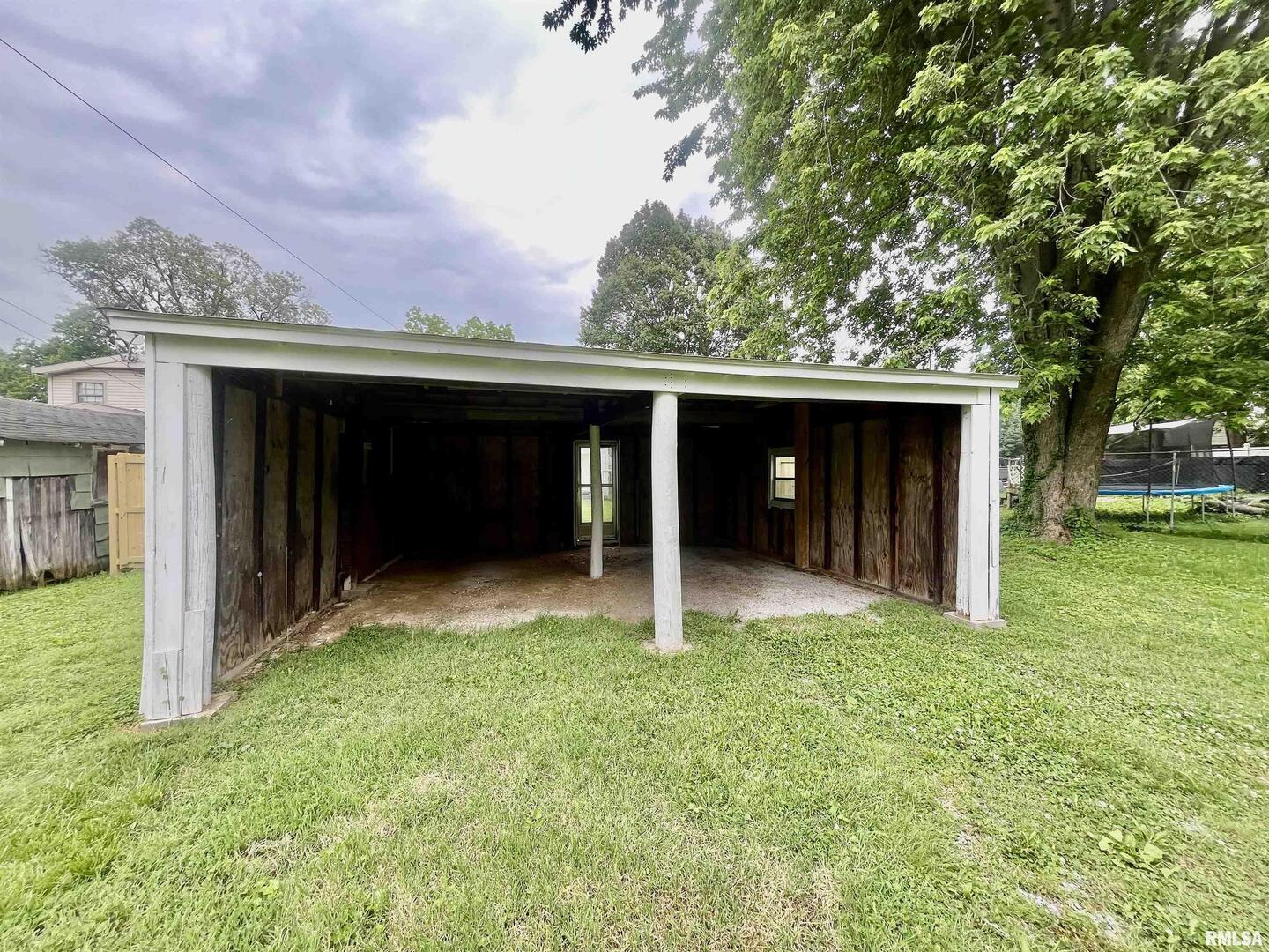 314 West 12th Street Metropolis, IL 62960 - Photo 11 of 29 front view of a house with a yard