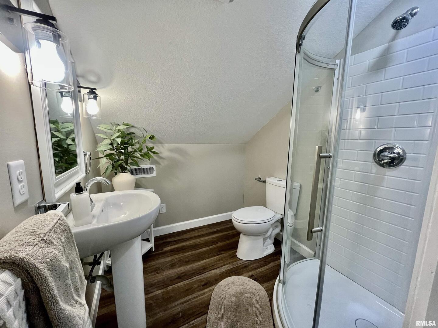 314 West 12th Street Metropolis, IL 62960 - Photo 22 of 29 a bathroom with a sink toilet and shower